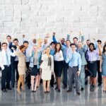 Aspectos importantes de la felicidad en los negocios 40882665-la-felicidad-de-negocios-cooperación-alegre-team-concept